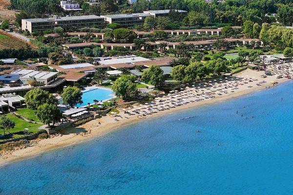 Luftaufnahme des Kernos Beach Hotel & Bungalows mit Pool und Strand