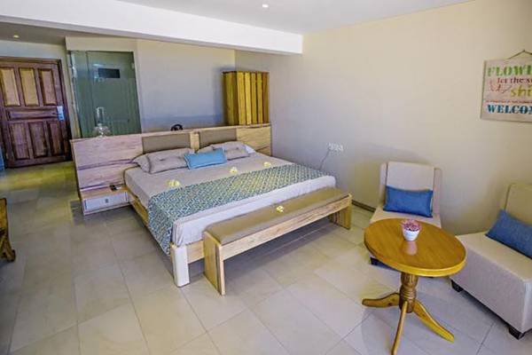 Hotelzimmer im Le Peninsula Bay Beach Resort & Spa mit Bett, Sesseln und Tisch