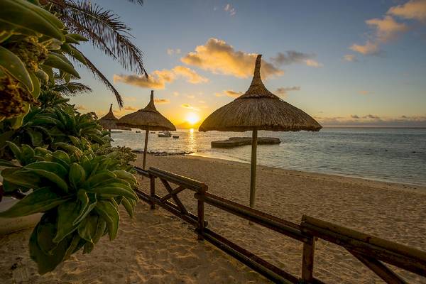 Sonnenuntergang am Strand des Le Peninsula Bay Beach Resort & Spa