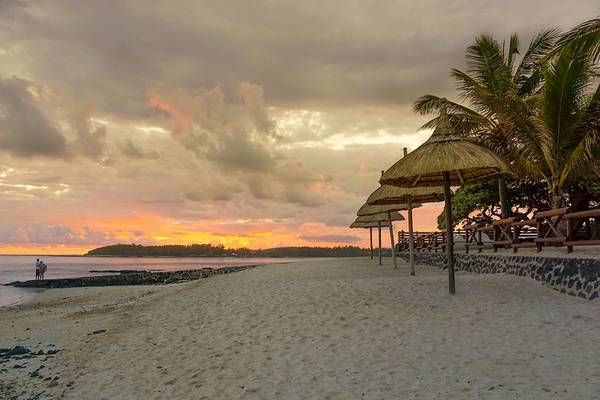 Sonnenuntergang am Strand vor dem Le Peninsula Bay Beach Resort & Spa.