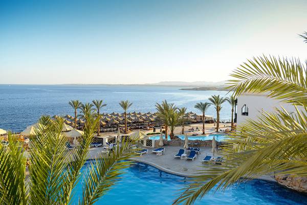 Blick auf den Pool und das Meer vom Sharm Plaza Hotel aus