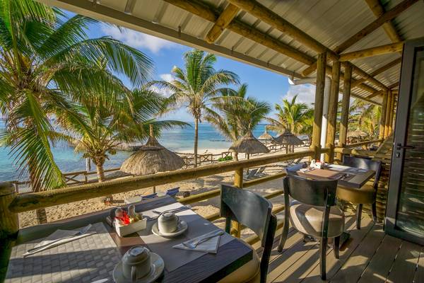 Terrasse im Le Peninsula Bay Beach Resort & Spa mit Blick auf den Strand und das Meer