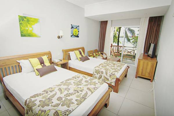 Doppelzimmer im Le Peninsula Bay Beach Resort & Spa mit zwei Betten, Balkon und Meerblick.