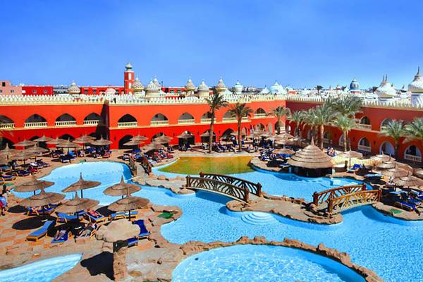 Außenansicht des Pickalbatros Alf Leila Wa Leila Resorts mit Pools und roten Gebäuden.