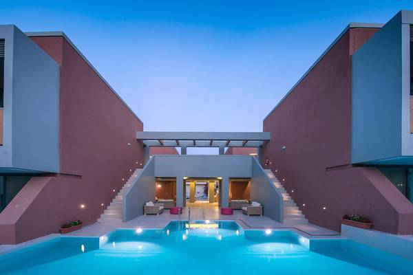 Nachtansicht des Poolbereichs im Corissia Princess Hotel mit beleuchteten Treppen und Möbeln.
