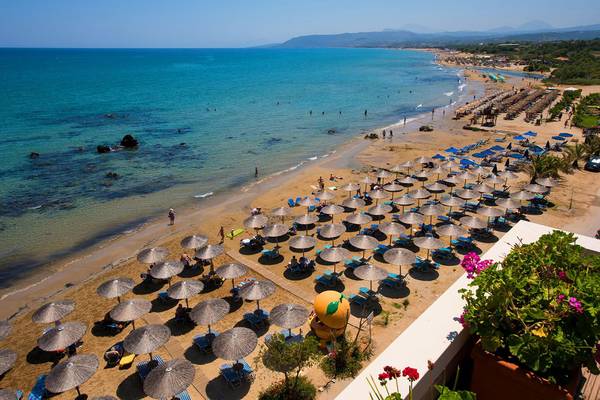 Aussicht auf den Strand des Corissia Princess Hotels mit vielen Liegen und Sonnenschirmen.