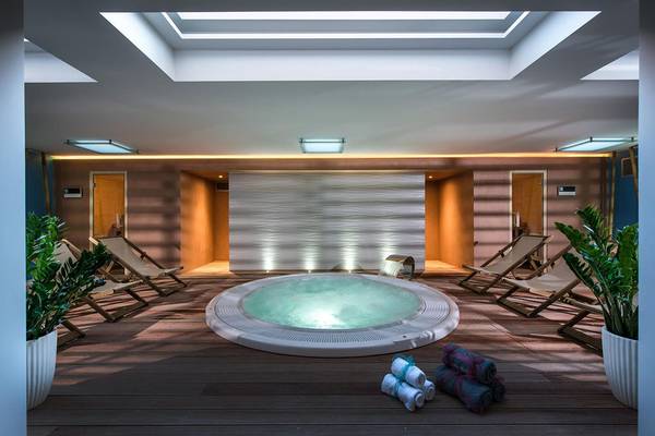 Jacuzzi-Bereich im Corissia Princess Hotel mit Lounge-Stühlen und Pflanzen.
