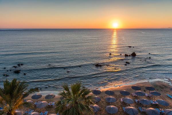 Corissia Princess Strand mit Sonnenuntergang und Sonnenreflexion im Wasser