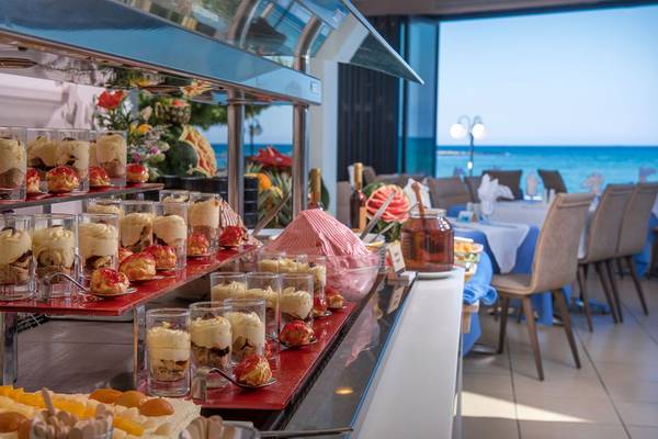 Speisesaal des Corissia Princess Hotels mit Blick auf das Meer.