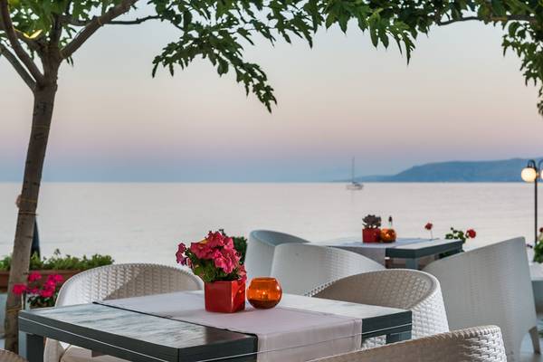 Außenterrasse des Corissia Princess Hotels mit Blick auf das Meer.