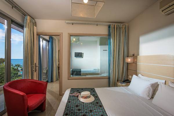 Zimmer im Corissia Princess Hotel mit Blick auf das Meer.
