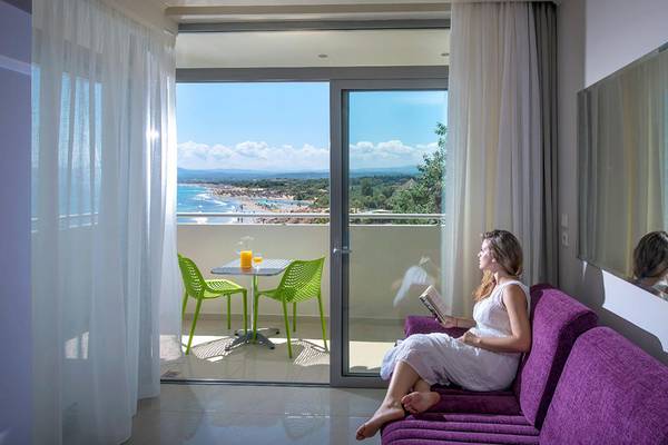 Frau auf dem Balkon des Corissia Princess Hotels mit Meerblick