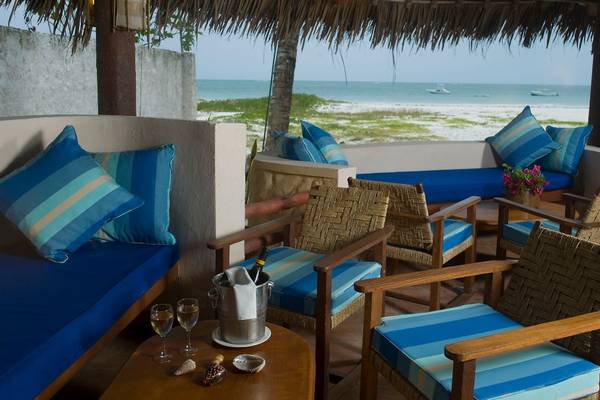 Terrasse im Pinewood Beach Resort & Spa mit Blick auf das Meer und Strand.