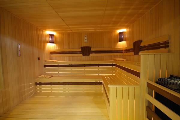 Innenraum der Sauna im Dalyan Resort Hotel mit Holzwänden und Sitzbänken.