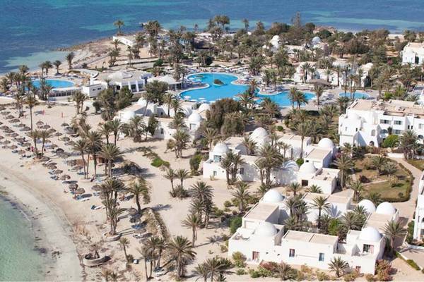 Luftaufnahme des El Mouradi Djerba Menzel Hotels mit Swimmingpool und tropischen Palmen.