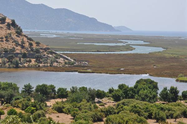 Aussicht auf Fluss und Berg vom Dalyan Resort Hotel