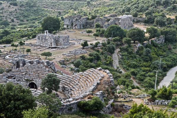 Luftaufnahme von antiken Ruinen des lydischen Theaters in Sardes