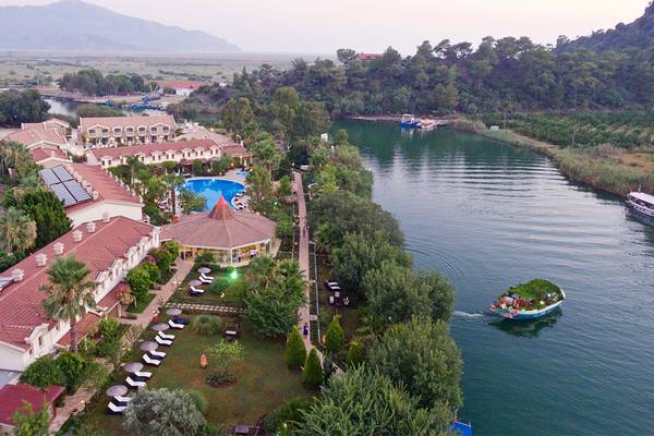 Luftaufnahme des Dalyan Resort Hotels mit Pool und Flussbooten.