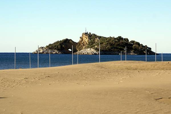 Insel im Meer mit einem Leuchtturm auf dem Dalyan Resort Hotel