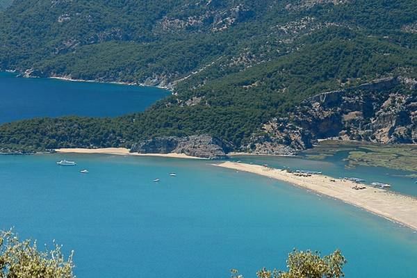 Aussicht auf einen Strand und das Meer vom Dalyan Resort Hotel.
