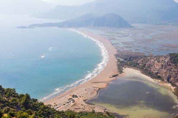 Aussicht auf den Strand und das Meer vom Dalyan Resort Hotel.