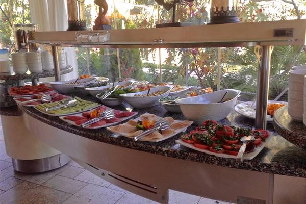Buffet-Tisch im Dalyan Resort Hotel mit verschiedenen Salaten und Früchten.