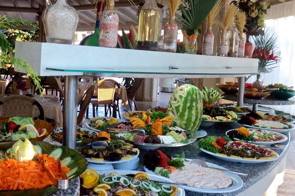 Ein Buffettisch im Dalyan Resort Hotel mit verschiedenen Salaten, Früchten und Gemüsen.