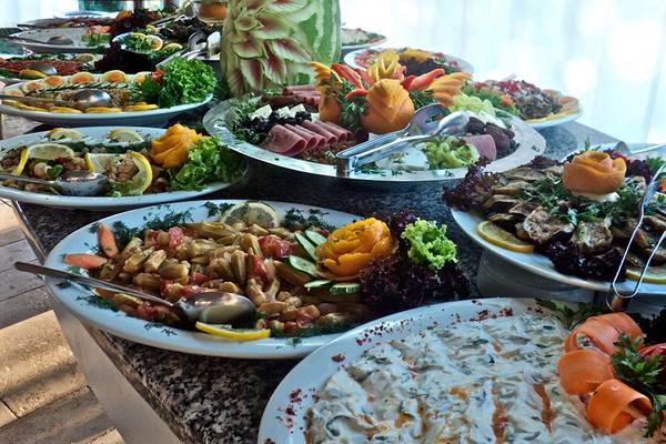 Buffet im Dalyan Resort Hotel mit verschiedenen Speisen auf mehreren Platten.