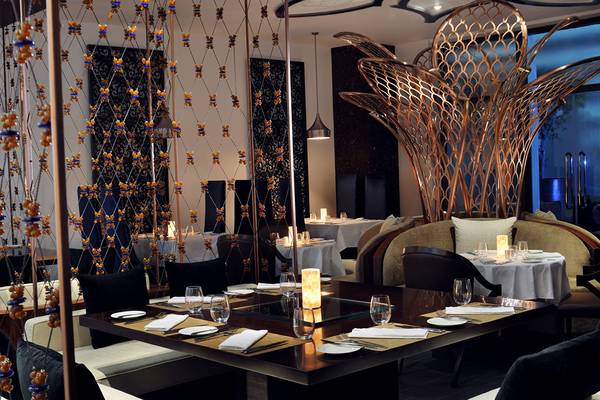 Innenansicht des Restaurants im Southern Sun Abu Dhabi Hotel mit eleganten Möbeln und Tischdekoration.
