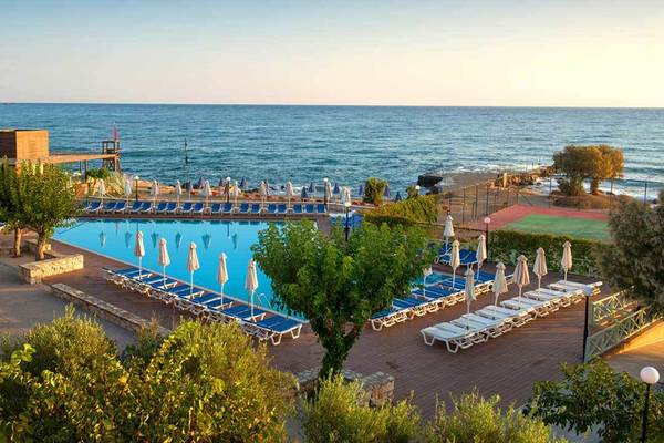 Außenpool des Silva Beach Hotels mit Blick auf das Meer und blauem Himmel