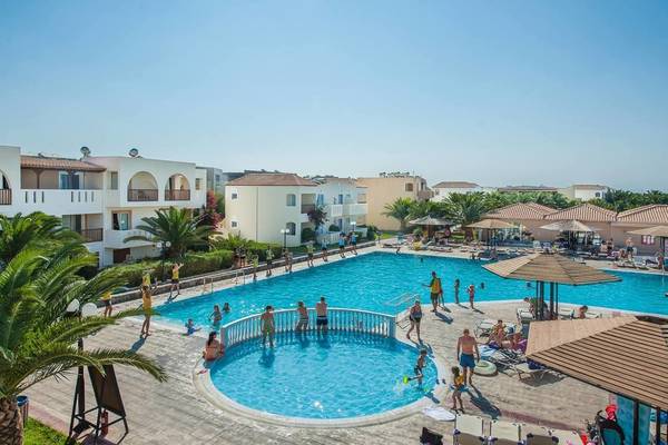 Akti Beach Club Schwimmbadbereich mit vielen Gästen und Gebäuden
