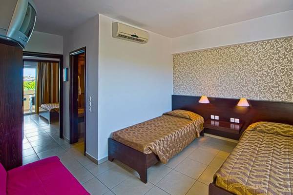 Doppelzimmer im Akti Beach Club Hotel mit zwei Betten und Klimaanlage.
