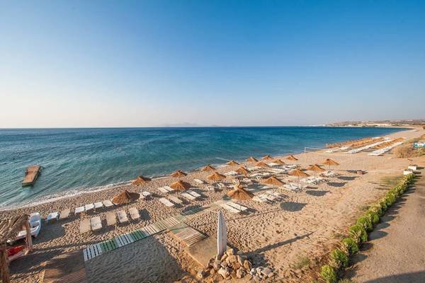 Luftaufnahme des Akti Beach Clubs mit vielen Liegen, Sonnenschirmen und Meer