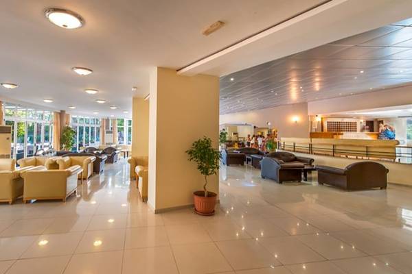 Hotellobby mit Sofas und Pflanze im Akti Beach Club
