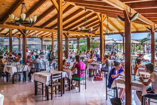 Menschen essen im Restaurantbereich des Akti Beach Club Hotels.