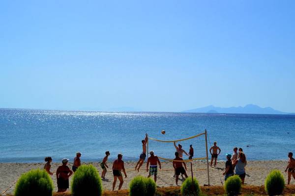 Volleyballspieler auf dem Strand des Akti Beach Clubs