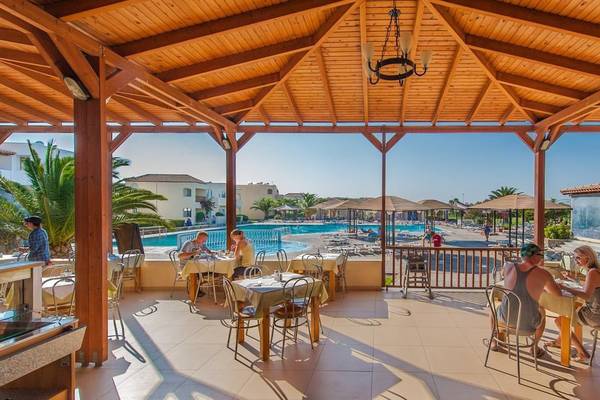 Foto der Terrasse des Akti Beach Club Hotels mit Blick auf den Pool.