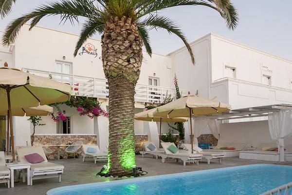 Der Poolbereich des Beach Boutique Hotels mit Loungemöbeln und Sonnenschirmen.