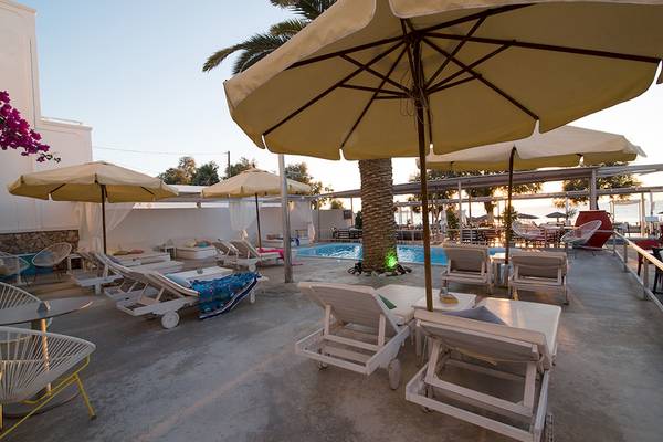 Pool-Loungebereich des Beach Boutique Hotels mit Sonnenliegen und Schirmen.