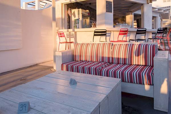 Loungebereich des Beach Boutique Hotels mit gestreifter Couch und Tisch