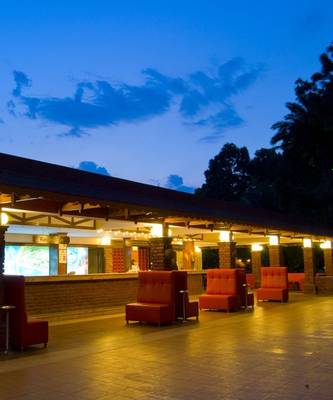 Außenbereich des Kustur Club Holiday Village bei Nacht mit roten Sesseln und Beleuchtung.
