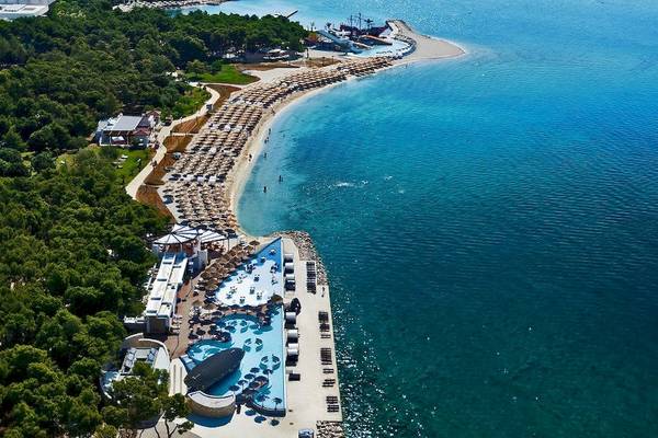 Luftbild des Amadria Park Beach Hotel Jure mit Strand, Pools und Meer