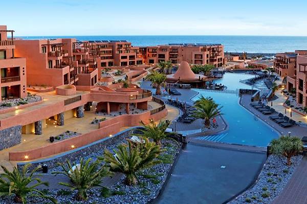 Luftaufnahme des Barcelo Tenerife Resorts mit Swimmingpool und Meer im Hintergrund.