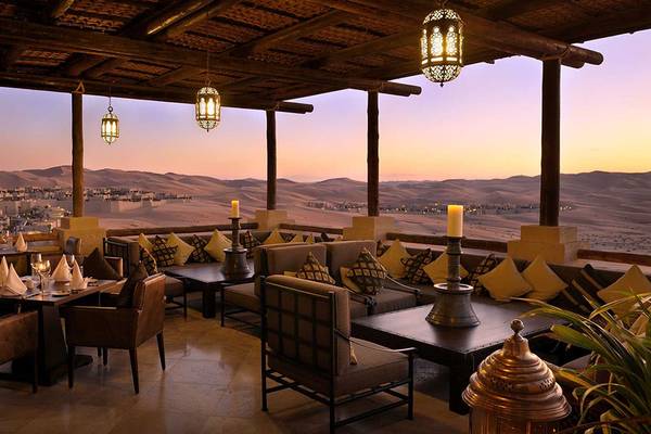 Lounge im Qasr Al Sarab Desert Resort by Anantara mit Blick auf die Wüste und die Stadt