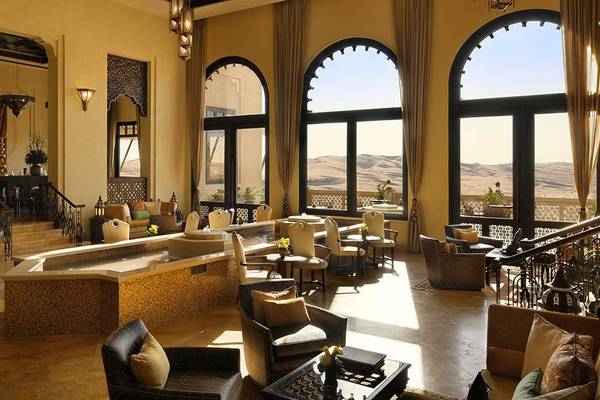 Wohnzimmer des Qasr Al Sarab Desert Resort by Anantara mit Blick auf die Wüste.