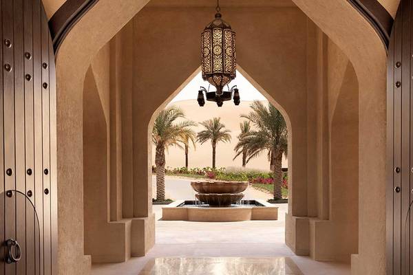 Eingangsbereich des Qasr Al Sarab Desert Resort by Anantara mit offenen Türen und einem Brunnen