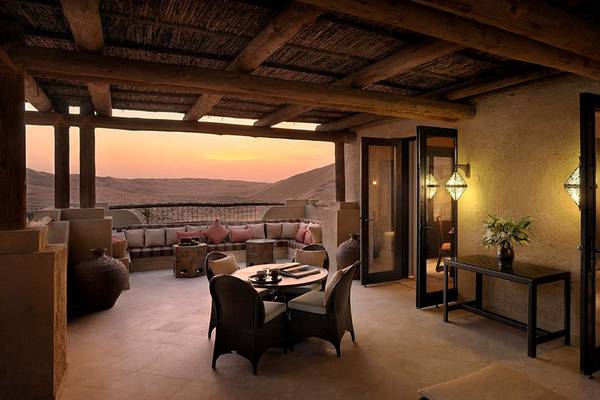 Innenansicht des Qasr Al Sarab Desert Resort by Anantara mit Aussicht auf die Wüste und Sonnenuntergang