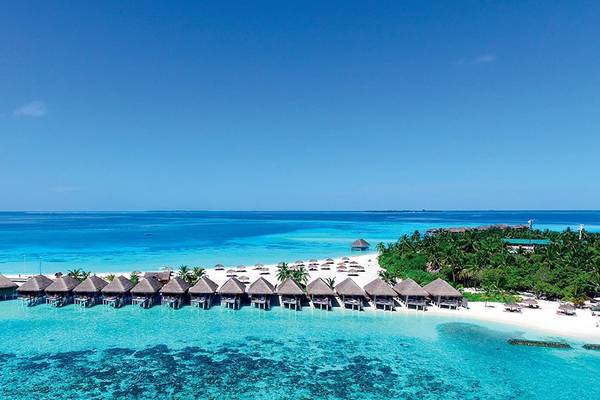 Luftaufnahme des Constance Moofushi Maldives Resorts mit vielen Wasservillen und türkisfarbenem Wasser.