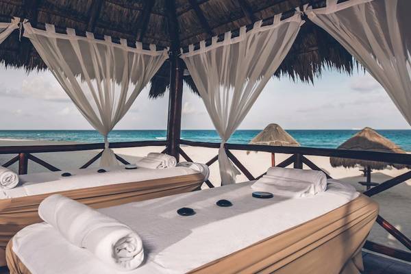 Massage-Lounge im Iberostar Selection Cancun mit Blick auf den Strand und das Meer.