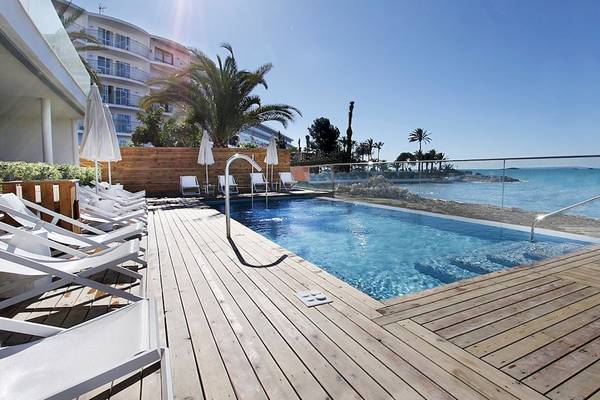 Außenpool des BG Hotel Nautico Ebeso mit Terrasse und Liegestühlen